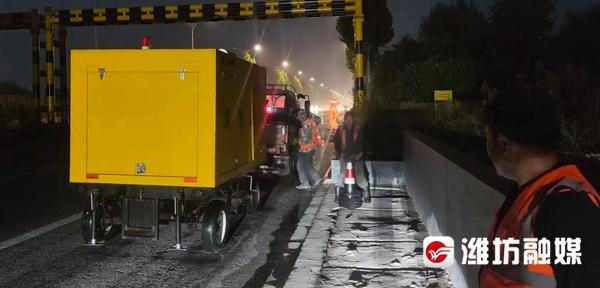 防汛常規(guī)物資中主要包含麻袋吸水膨脹袋,無紡布吸水膨脹袋,防汛沙袋,防汛噸袋,防汛編織袋,雨衣,雨靴,雨傘,彩條布,工兵鏟,十字鎬,八磅錘,應(yīng)急救生包等。