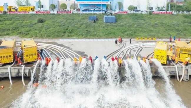 &ldquo;大水牛&rdquo;單兵救人 &ldquo;龍吸水&rdquo;搶險排澇 長沙城區防舉行澇排漬應急演練