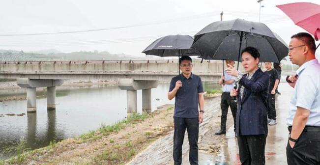 海陽(yáng)市領(lǐng)導(dǎo)開(kāi)展社區(qū)&ldquo;雙報(bào)到&rdquo;和巡河、防汛調(diào)研